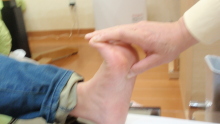 中足骨の位置と足底筋膜の位置を確認
